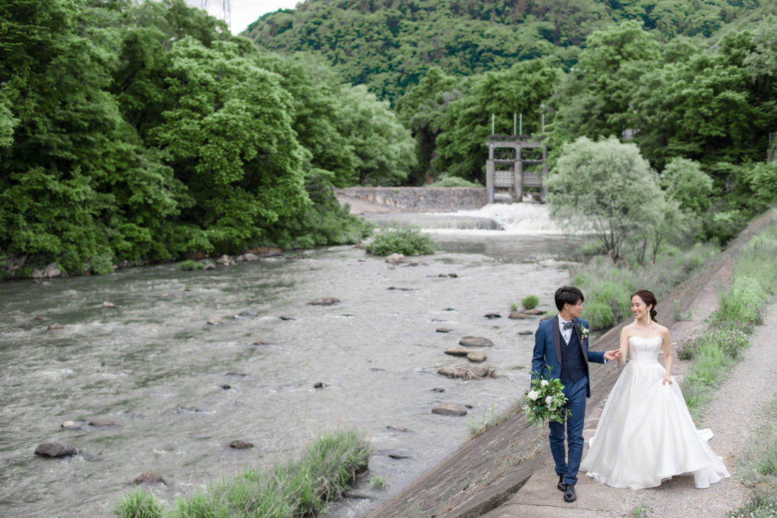 河原の新郎新婦