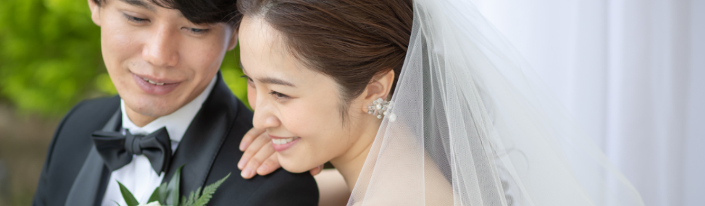 笑顔の新郎新婦