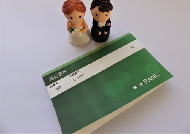 通帳と新郎新婦