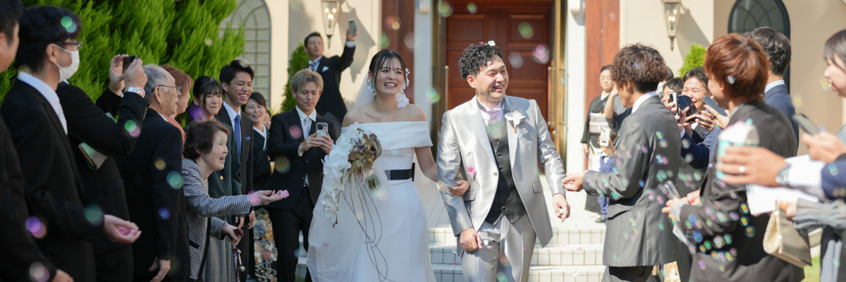 祝福される新郎新婦