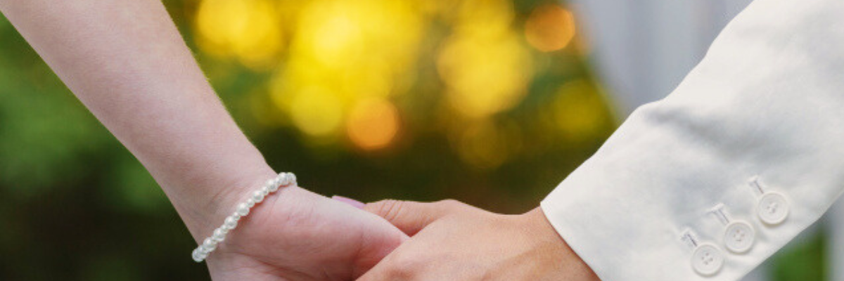 手をつなぐ新郎新婦